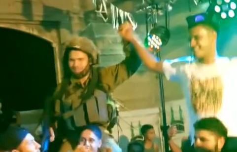 Deux soldats israéliens suspendus après une danse avec des Palestiniens (VIDEO)