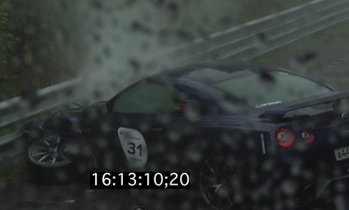 Elle se crashe au volant de sa Nissan GT-R (VIDEO)