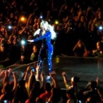 Beyoncé tirée hors de scène par un fan en plein concert (VIDEO)
