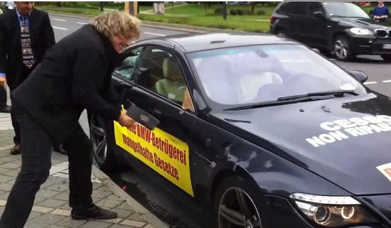 Un client mécontent détruit sa BMW M6 à 120.000 euros (VIDEO)