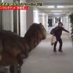Caméra cachée : un dinosaure attaque un employé (VIDEO)