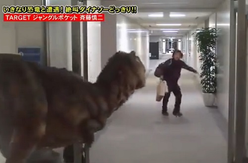 Caméra cachée : un dinosaure attaque un employé (VIDEO)
