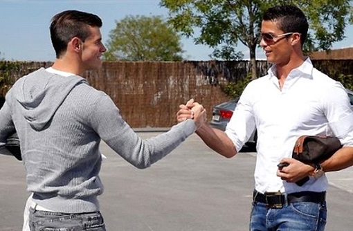 Real Madrid : Gareth Bale rencontre Cristiano Ronaldo (VIDEO)