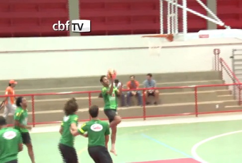 Neymar se met au basket !