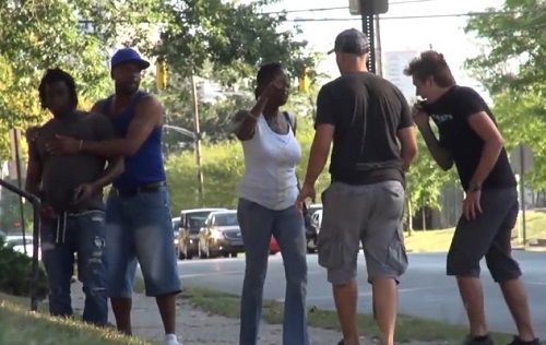 Caméra cachée : ils se font passer pour des policiers pour faire peur aux dealers (VIDEO)