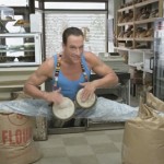 Jean-Claude Van Damme dans une pub pour GoDaddy