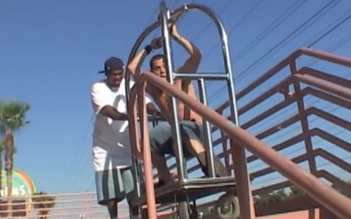 50 Cent pousse Steve-O dans les escaliers