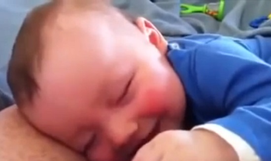 Bébé qui rigole pendant son sommeil