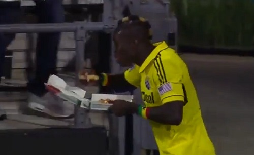 Il célèbre son but en mangeant une pizza