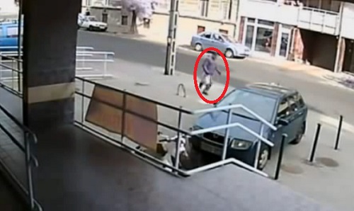 Un agent de sécurité « course » un voleur après un braquage (VIDEO)