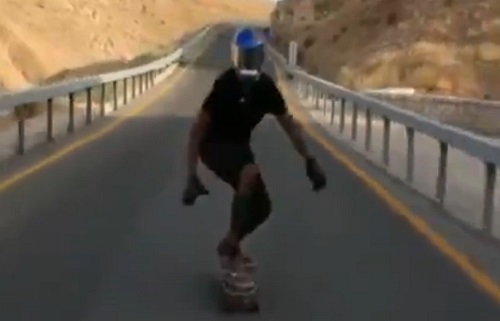 Un longboarder percute violemment une glissière de sécurité