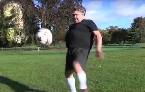 Pierre Ménès relève le défi de Patrice Évra et réalise les 8 jongles (VIDEO)