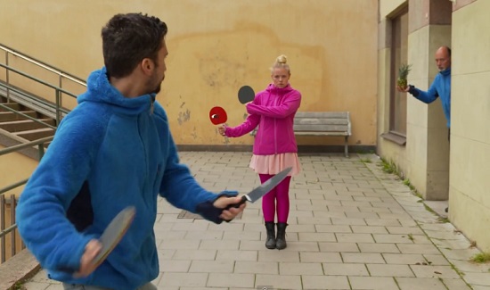 Il joue au ping pong avec des… couteaux