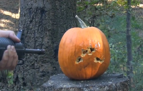 Halloween : 1001 façons de détruire une citrouille (VIDEO)