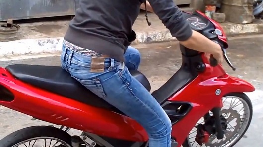 Une jeune grecque teste le nouveau scooter de son copain (VIDEO)