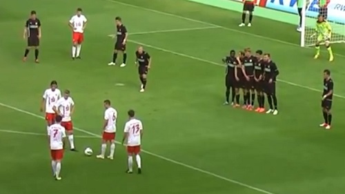 Un coup franc insolite mais efficace !