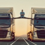 Jean-Claude Van Damme fait un grand écart entre 2 camions en marche (VIDEO)