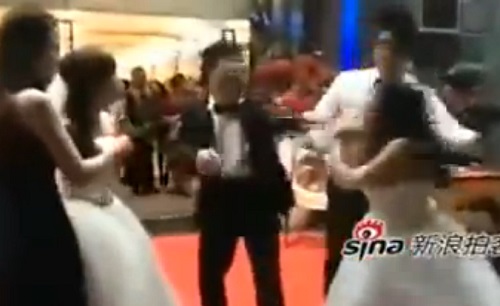 Chine : sa maîtresse débarque à son mariage et se bat avec la mariée (VIDEO)