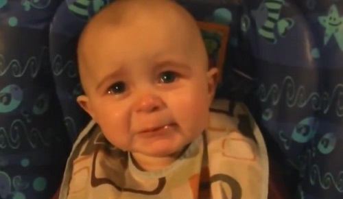 Un bébé pleure d’émotion en écoutant sa maman chanter (VIDEO)