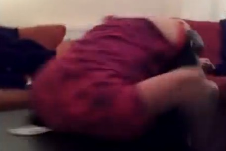 L’idiot du jour : il casse une table avec sa tête (VIDEO)