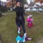 Halloween : 2 fillettes terrorisées par un déguisement