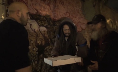 Ils offrent des Pizzas et de l&rsquo;argent aux SDF (VIDEO)