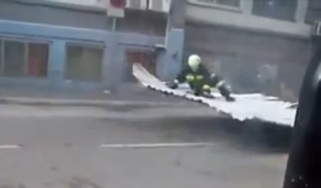 Un pompier croate sur un &laquo;&nbsp;tapis volant&nbsp;&raquo; (VIDEO)