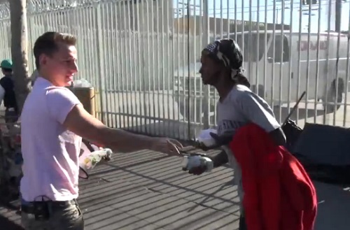 Ils offrent 1000 sandwiches aux sans-abri (VIDEO)