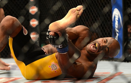 UFC : Anderson Silva se casse la jambe en deux (VIDEO)