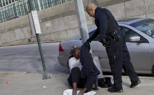 Un policier donne son pull un sans-abri (PHOTOS)