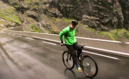 Il descend un col à vélo en marche arrière (VIDEO)