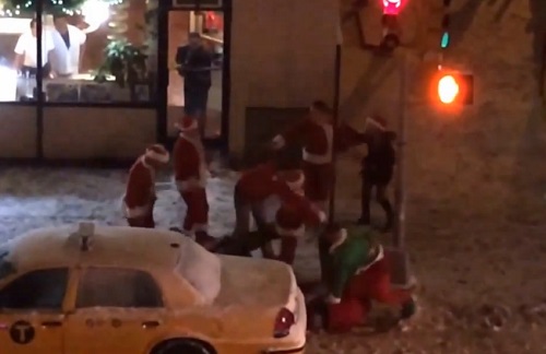 Grosse bagarre de Pères Noël dans les rues de New York (VIDEO)