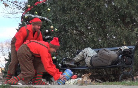 Ils offrent des cadeaux de Noël à des SDF (VIDEO)