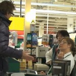 Gonzague – Payer avec des centimes à la caisse (VIDEO)