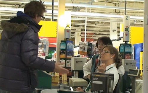 Gonzague – Payer avec des centimes à la caisse (VIDEO)
