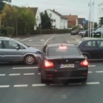 Le conducteur d&rsquo;une BMW se crashe à une intersection (VIDEO)