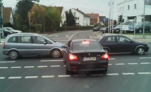 Le conducteur d’une BMW se crashe à une intersection (VIDEO)