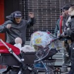 Un bébé terrorise les passants (VIDEO)