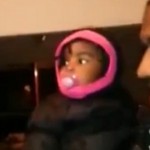 Une petite fille rencontre le frère jumeau de son père pour la première fois (VIDEO)