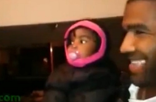 Une petite fille rencontre le frère jumeau de son père pour la première fois (VIDEO)