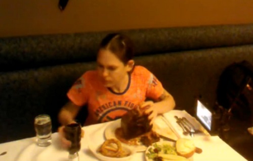 Elle mange un steak de 2 kilos en moins de 3 minutes (VIDEO)