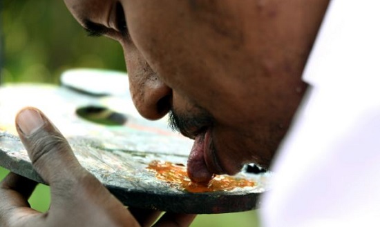 Ani K, l’Indien qui peint avec sa langue ! (PHOTOS ET VIDEO)