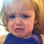 Une fillette pleure en écoutant la chanson de mariage de ses parents (VIDEO)