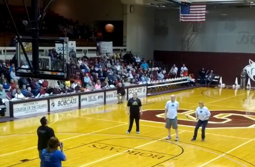 Un aveugle marque un panier à 3 points et gagne un an de McDo (VIDEO)