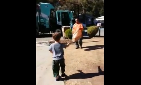 Émouvant : un éboueur offre un cadeau à un jeune autiste (VIDEO)