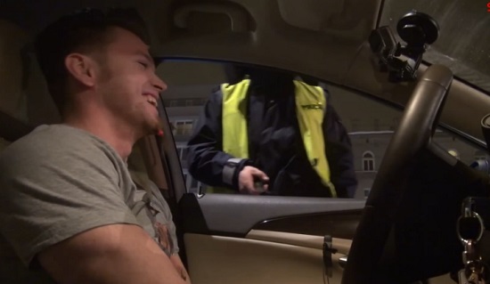 Il trolle la police avec son iPhone en gâteau (VIDEO)