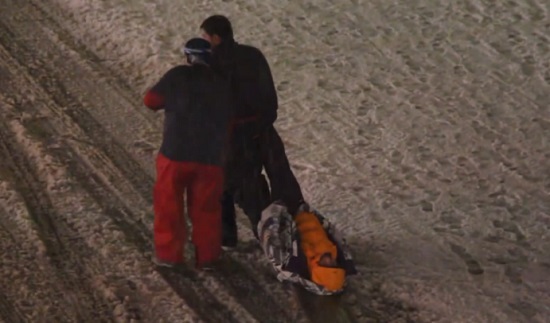 Ivre, ses potes le traînent pour le ramener chez lui (VIDEO)