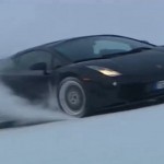 Il s’amuse sur une piste de ski avec sa Lamborghini (VIDEO)