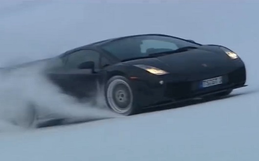 Il s’amuse sur une piste de ski avec sa Lamborghini (VIDEO)