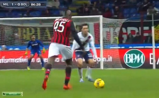 L’incroyable but de Mario Balotelli contre Bologne (VIDEO)